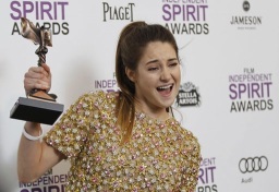 Shailene Woodley celebra su premio como mejor actriz secundaria por "The Descendants". La joven actriz fue ignorada de los Oscares